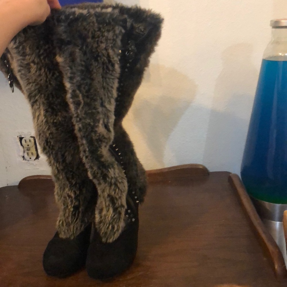 Furry heeled boots